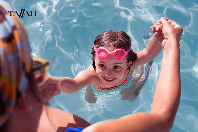 فوائد السباحة للاطفال في الشتاء 