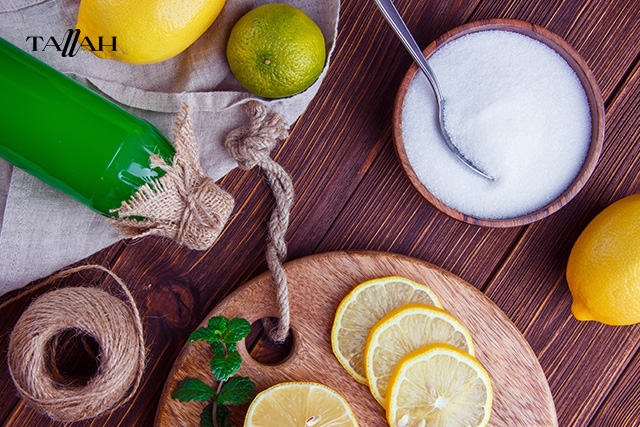 تبييض اليدين بالليمون والملح
