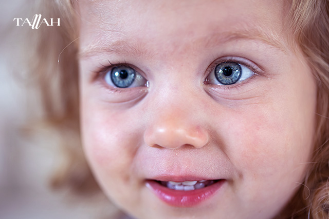 متى يظهر لون عيون الطفل الحقيقي؟