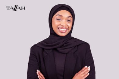 تنسيق اللون الأسود مع الجينز للمحجبات